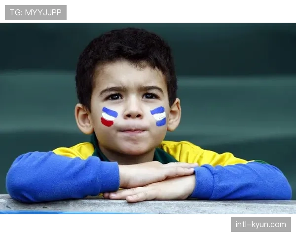 比赛花絮:小球迷冲入场内拥抱维尼修斯,随后被安保人员带离 比赛花絮:小球迷冲入场内拥抱维尼修斯,随后被安保人员带离