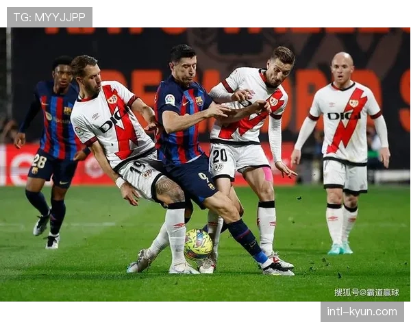 终场：巴萨2-1逆转巴列卡诺，拉菲尼亚传射建功。