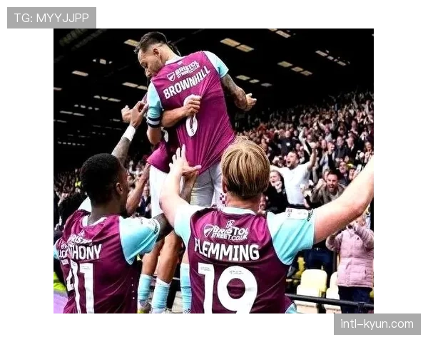 冲突瞬间：谢菲联与卢顿球员赛后爆发大规模争执