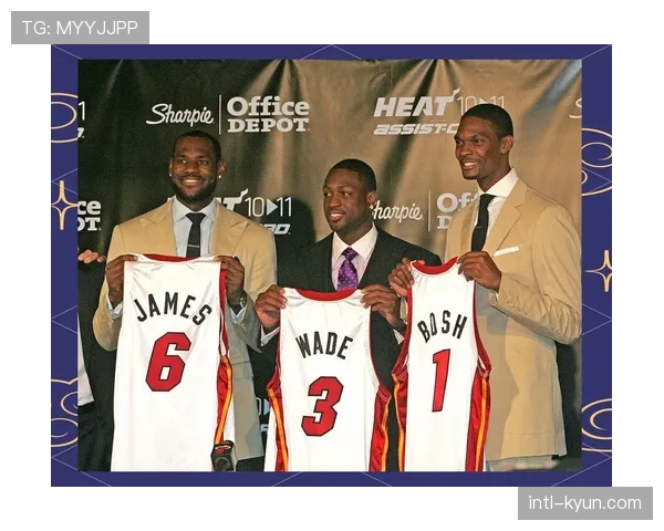 场边故事：勒布朗-詹姆斯与德维恩-韦德在场边观战，回忆热火岁月